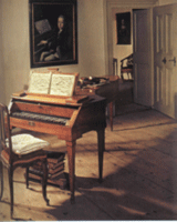 Mozart zongorája, amelyet a bécsi Anton Walter készített. Ma Ausztriában, a salzburgi Mozart Múzeumban található